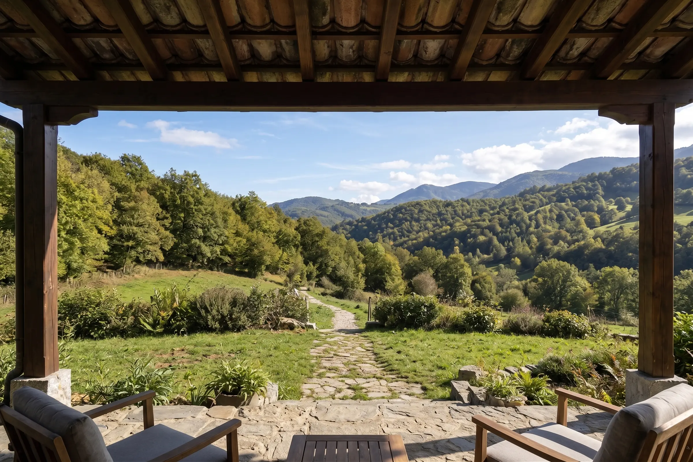 Camino que parte del entorno inmediato de Casa Valdorna hacia el paisaje cercano